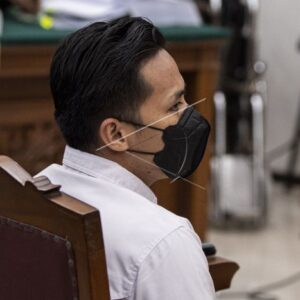 Teks Alt-4: Terdakwa kasus pembunuhan berencana Brigadir Yosua Hutabarat, Richard Eliezer alias Bharada E tiba menjalani sidang tuntutan di Pengadilan Negeri Jakarta Selatan, Jakarta, Rabu (18/1/2023).