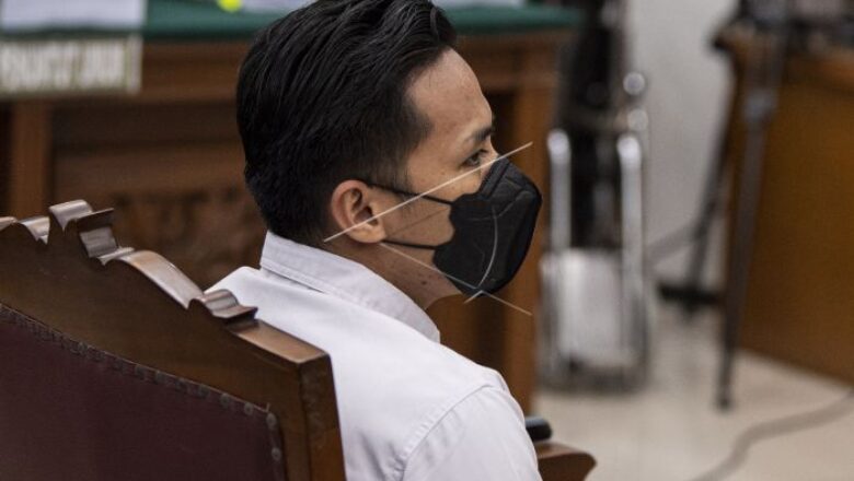 Teks Alt-4: Terdakwa kasus pembunuhan berencana Brigadir Yosua Hutabarat, Richard Eliezer alias Bharada E tiba menjalani sidang tuntutan di Pengadilan Negeri Jakarta Selatan, Jakarta, Rabu (18/1/2023).