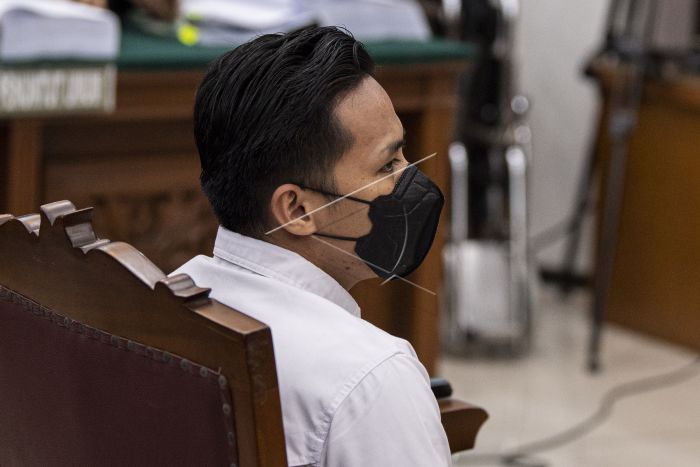 Teks Alt-4: Terdakwa kasus pembunuhan berencana Brigadir Yosua Hutabarat, Richard Eliezer alias Bharada E tiba menjalani sidang tuntutan di Pengadilan Negeri Jakarta Selatan, Jakarta, Rabu (18/1/2023).