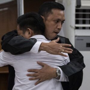 Teks Alt-3: Terdakwa kasus pembunuhan berencana Brigadir Yosua Hutabarat, Richard Eliezer alias Bharada E memeluk penasihat hukumnya seusai mendengarkan pembacaan tuntutan di Pengadilan Negeri Jakarta Selatan, Jakarta, Rabu (18/1/2023).