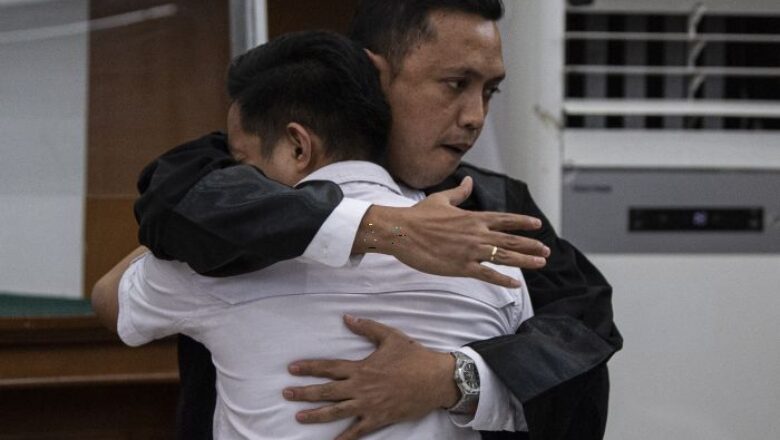 Teks Alt-3: Terdakwa kasus pembunuhan berencana Brigadir Yosua Hutabarat, Richard Eliezer alias Bharada E memeluk penasihat hukumnya seusai mendengarkan pembacaan tuntutan di Pengadilan Negeri Jakarta Selatan, Jakarta, Rabu (18/1/2023).