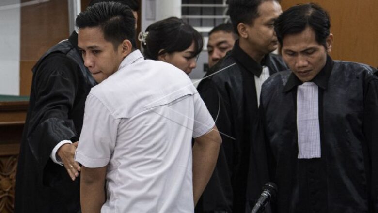 
Teks Alt-2: Terdakwa kasus pembunuhan berencana Brigadir Yosua Hutabarat, Richard Eliezer alias Bharada E (kiri) menuju kursinya seusai berdiskusi dengan penasihat hukumnya dalam sidang tuntutan di Pengadilan Negeri Jakarta Selatan, Jakarta, Rabu (18/1/2023).