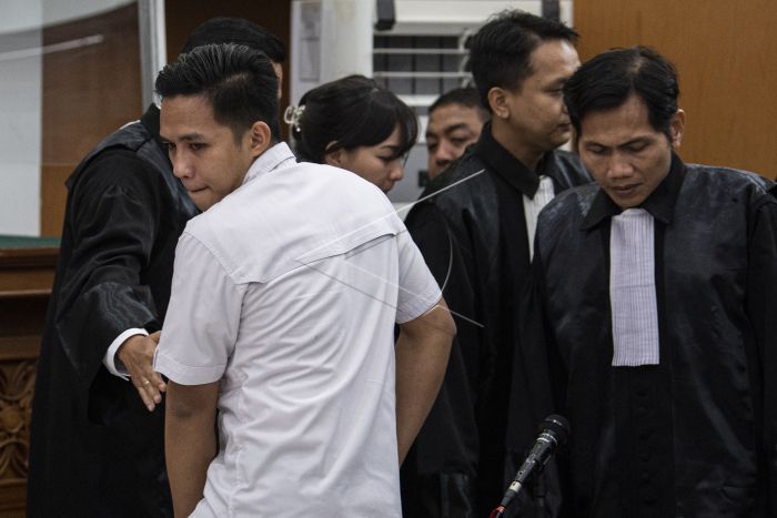 Teks Alt-2: Terdakwa kasus pembunuhan berencana Brigadir Yosua Hutabarat, Richard Eliezer alias Bharada E (kiri) menuju kursinya seusai berdiskusi dengan penasihat hukumnya dalam sidang tuntutan di Pengadilan Negeri Jakarta Selatan, Jakarta, Rabu (18/1/2023).