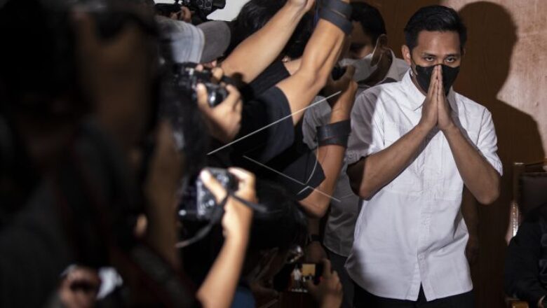 
Teks Alt-1: Terdakwa kasus pembunuhan berencana Brigadir Yosua Hutabarat, Richard Eliezer alias Bharada E tiba untuk menjalani sidang tuntutan di Pengadilan Negeri Jakarta Selatan, Jakarta, Rabu (18/1/2023). 