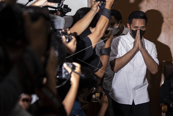 Teks Alt-1: Terdakwa kasus pembunuhan berencana Brigadir Yosua Hutabarat, Richard Eliezer alias Bharada E tiba untuk menjalani sidang tuntutan di Pengadilan Negeri Jakarta Selatan, Jakarta, Rabu (18/1/2023).