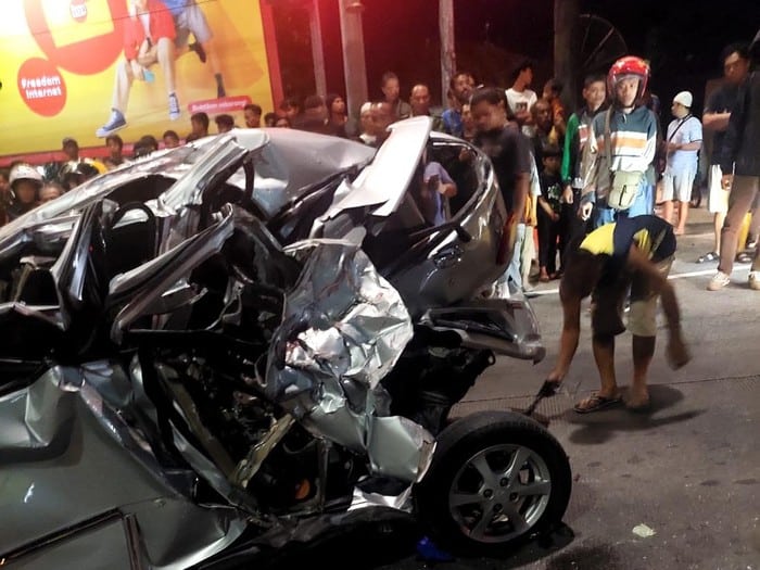 Sebuah mobil ringsek nyaris tak berbentuk akibat ditabrak truk. Kecelakaan terjadi pada pukul 18.34 WIB. (Foto: Dok Polda Jateng)