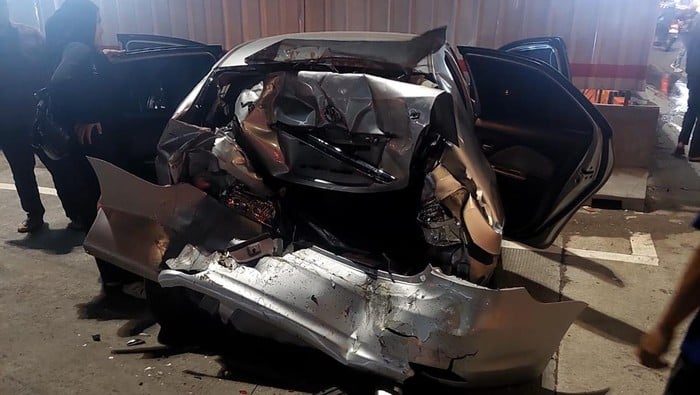 Salah satu mobil ringsek usai ditabrak truk dari belakang. Lokasi kecelakaan di pertigaan exit Tol Bawen. (Foto: Dok Polda Jateng)