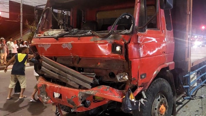 Truk melaju dari arah Bawen (Semarang) menuju Salatiga. Di lokasi, traffic light exit Tol Bawen, truk mengalami rem blong dan menabrak kendaraan yang tengah berhenti menunggu lampu menyala hijau. Sopir dan kernet truk telah diamankan polisi. (Foto: Dok Polda Jateng)