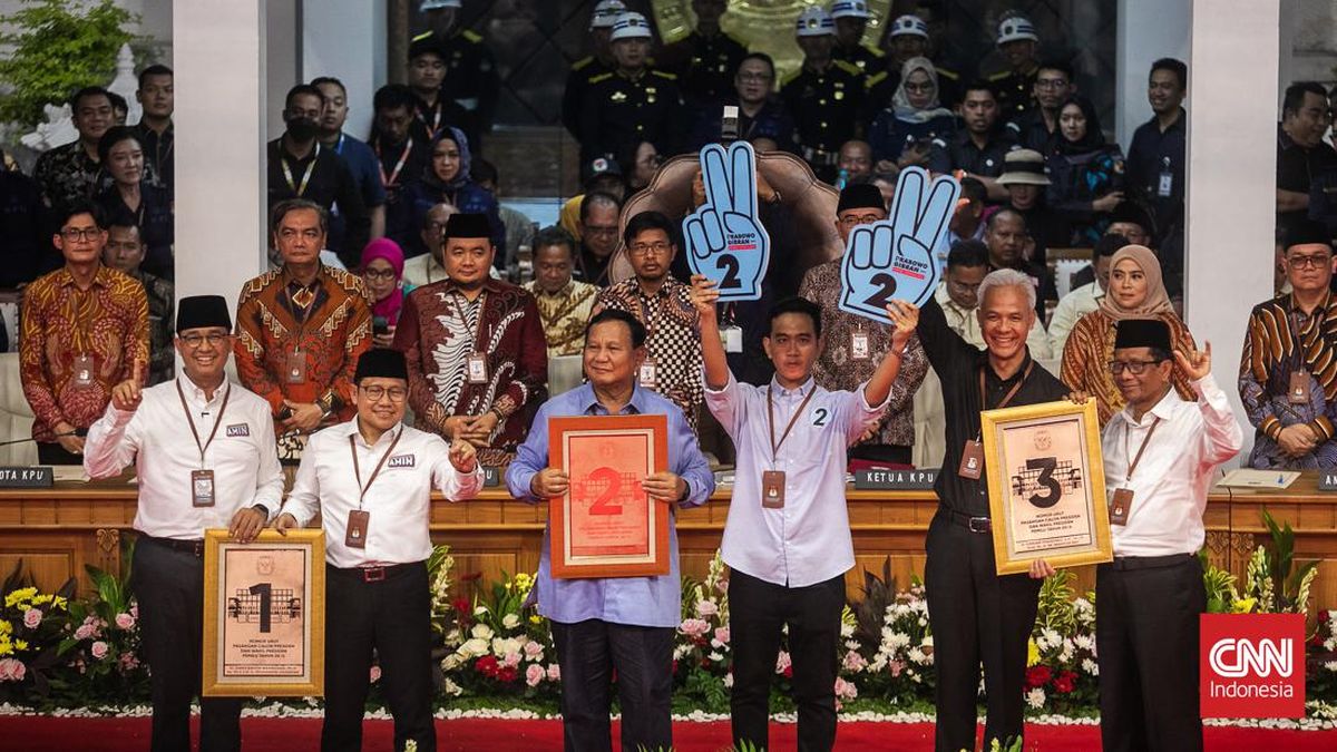 Pasangan Anies Baswedan dan Muhaimin Iskandar (kiri), Prabowo Subianto dan Gibran Rakabuming Raka (tengah), Ganjar Pranowo dan Mahfud MD (kanan) saat pengundian nomor urut Pilpres 2024 di KPU RI, Jakarta, Selasa (14/11). (CNN Indonesia/Adi Ibrahim)