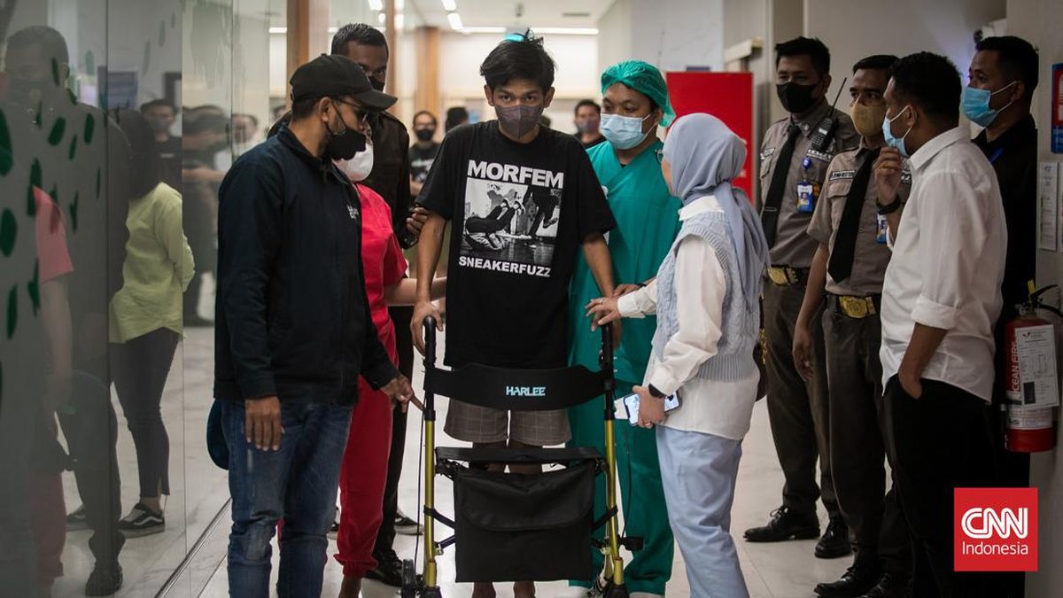 Korban penganiayaan Mario Dandy, David Ozora ditemani keluarga dan dokter meninggalkan RS Mayapada Hospital, Jakarta, Minggu (16/4/2023). David sudah diizinkan pulang dan akan tetap menjalankan perawatan di rumah. (CNNIndonesia/Adi Ibrahim)
