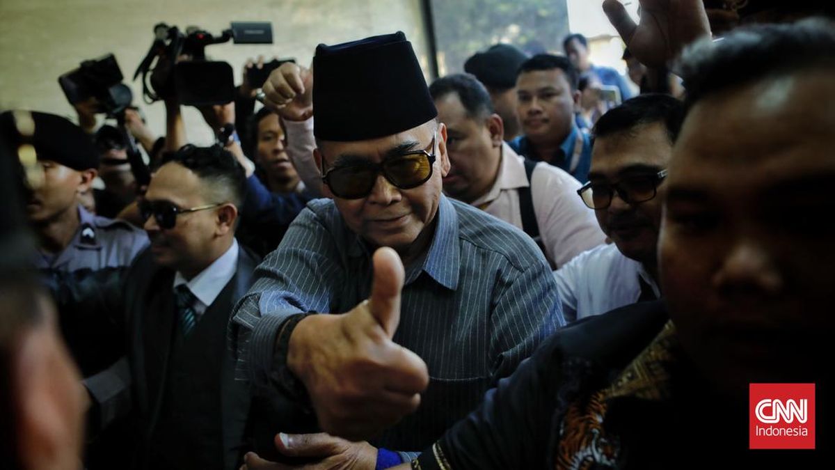 Pimpinan Pondok Pesantren Al Zaytun Panji Gumilang berjalan saat akan menjalani pemeriksaan di Bareskrim Mabes Polri, Jakarta, Selasa, 1 Agustus 2023. Panji Gumilang menjalani pemeriksaan sebagai saksi terkait tindak pidana penistaan agama. (CNN Indonesia/Adhi Wicaksono)
