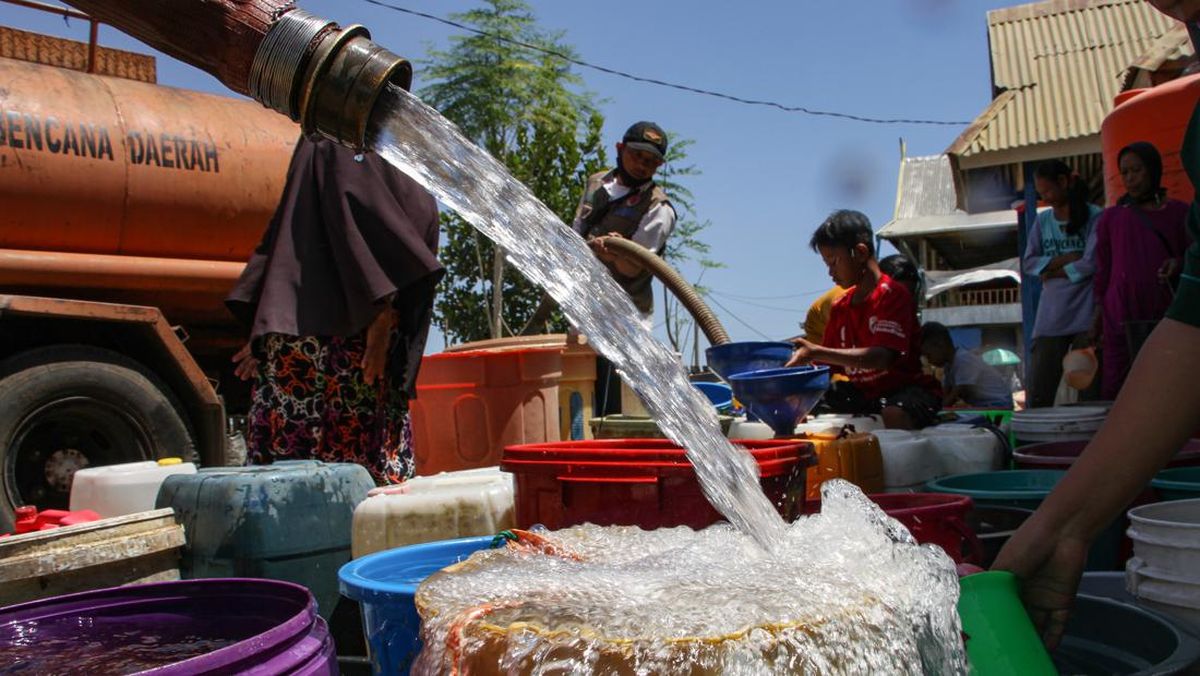 Petugas BPBD Maros mengisi jeriken milik warga dengan air saat penyaluran bantuan air bersih di Kabupaten Maros, Sulawesi Selatan. (ANTARA FOTO/Arnas Padda/YU)