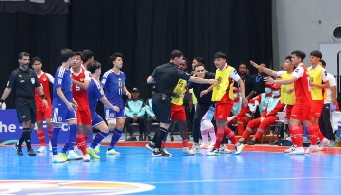 Para pemain timnas futsal Indonesia bersitegang dengan timnas Jepang setelah terjadi pelanggaran dalam ajang semifinal AFC Futsal ASIAN CUP 2026 di Indonesia Arena, Jakarta Pusat, Selasa (3/2/2026). Indonesia akan bertemu Iran di babak final pada Sabtu (7/2/2026).